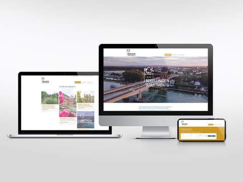 Nibelungen-Apartments-Website auf Monitor, Laptop und Smartphone