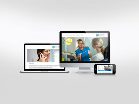 Website der Zahnarztpraxis Dr. Blume auf Monitor, Laptop und Smartphone