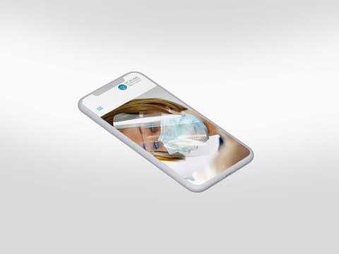 Website der Zahnarztpraxis Dr. Blume auf einem Smartphone