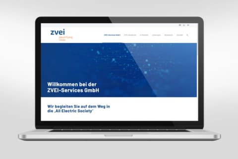 ZVEI-Services-Website auf einem Laptop: Startseite mit blauem Hero